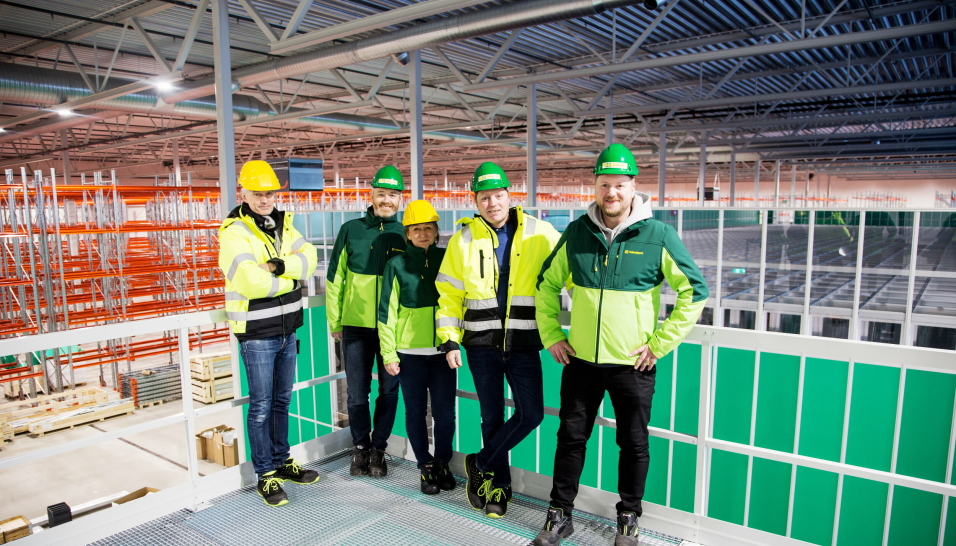 TEAMET: Halfdan Blytt (fra venstre), direktør produksjon og vareforsyning, Lasse Iversen, leder planlegging og utvikling, Kari Rojahn, leder driftsstøtte, Roar Jørgensen leder sentral logistikk og driftsjef Victor Jonsson foran AutoStore-anlegget som var i testfase da MT var på besøk.
