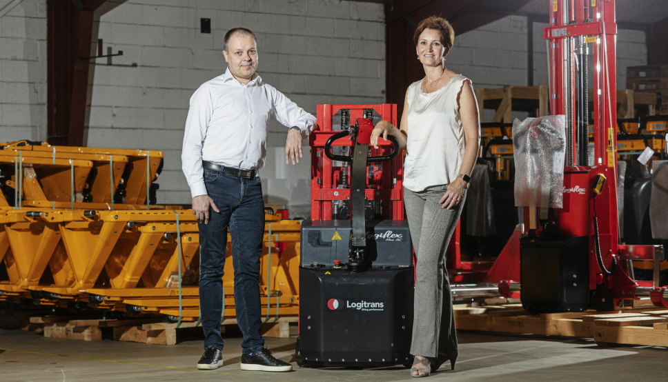 Det nye samarbeidet mellom MiR og Logitrans, vil munne ut i en AMR (autonomous mobile robot) med innebygget palleløfter. Her de to selskapenes topledere, Søren E. Nielsen og Gitte Kirkgaard.