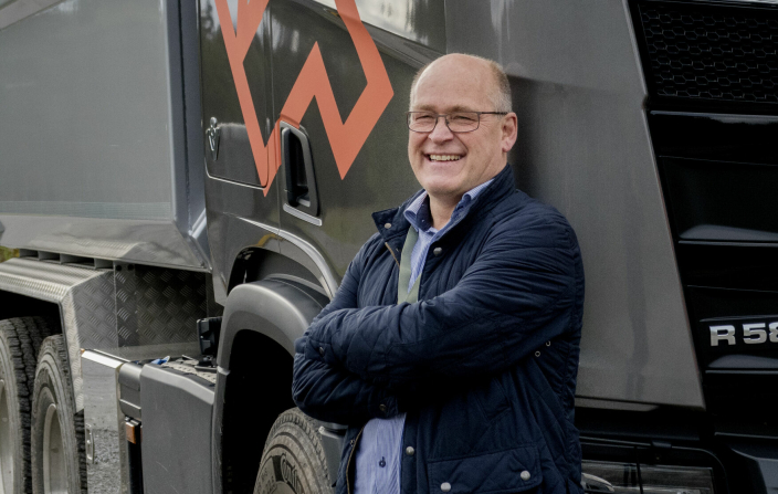 SCANIA: Det er klare årsaker til at elektriske lastebiler er dyrere å kjøpe enn dieselvarianter, forklarer kommunikasjonsdirektør John Lauvstad i Norsk Scania.