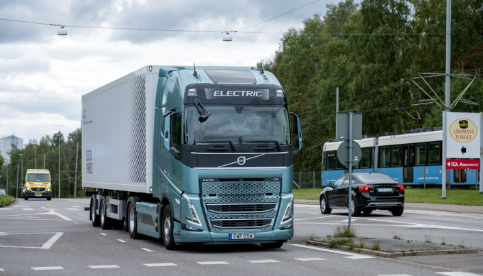 Både Volvo og Scania, og andre lastebilprodusenter, satser ganske hardt på utvikling av elektriske modeller, men foreløpig er de ganske kostbare. Her en elektrisk Volvo FH på prøvetur i Göteborg.