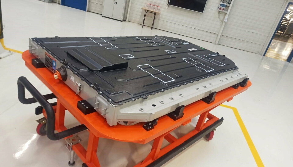 BATTERI: På en egen linje ved fabrikken blir batteriene satt sammen. BATTERI: På en egen linje ved fabrikken blir batteriene satt sammen.