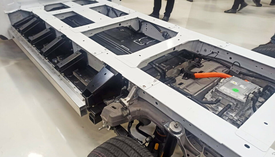 SIDEBESKYTTELSE: Det er lagt inn en ekstra beskyttelse for batteriet på sidene av rammen. SIDEBESKYTTELSE: Det er lagt inn en ekstra beskyttelse for batteriet på sidene av rammen.