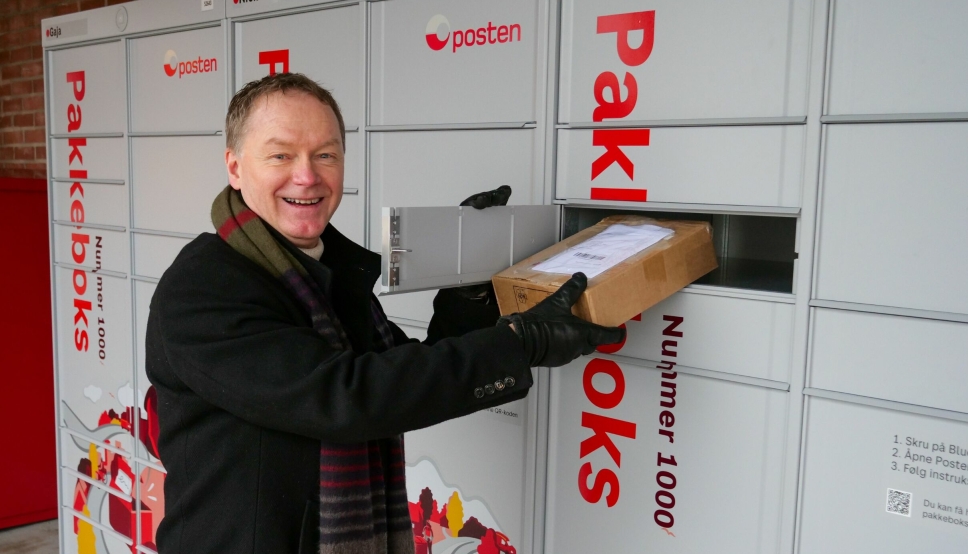 Odd Roger Tiller, regiondirektør for Posten i Midt-Norge prøver de nye pakkeboksene utenfor Coop på City Lade i Trondheim. Posten har i dag selvbetjente pakkebokser på 1000 steder i Norge