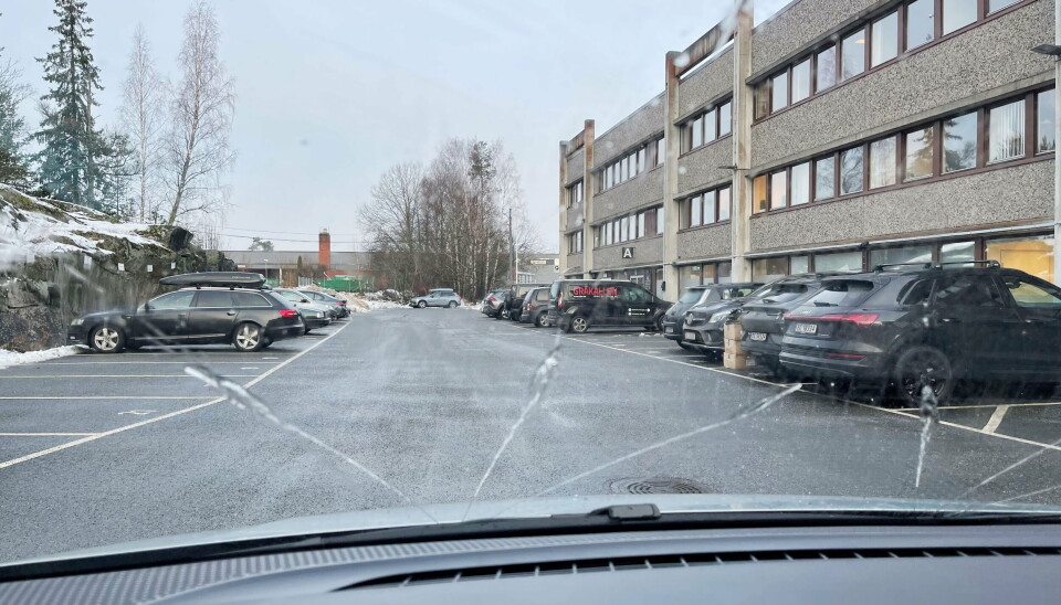 DYSETRØBBEL: Her burde ingeniørene ha gjort en bedre jobb. En finere dysefunksjon og kraftigere stråle hadde gjort underverker. Her står vi stille og i 80 km/t går strålen enda lavere.