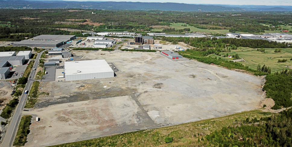 Mye er skjedd på lagerområdet i Vestby siden vi tok dette dronefotoet i mai 2020. Ikeas tomt er nærmest til høyre på det gruslagte området. Øverst til venstre sees Prime Cargo-bygget, mens det kvadratiske bygget midt på er Lemans lager. Helt øverst til høyre ses så vidt Askos store sentrallager på det «gamle» Vestby-området.