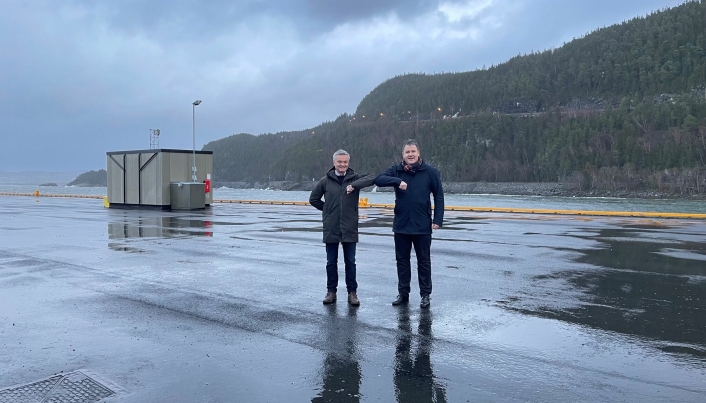 Jan Lutterloh, regionleder i Bane Nor og Knut Thomas Kusslid, direktør i Trondheim Havn IKS på Muruvik havn under overtakelseforretningen 16.desember.