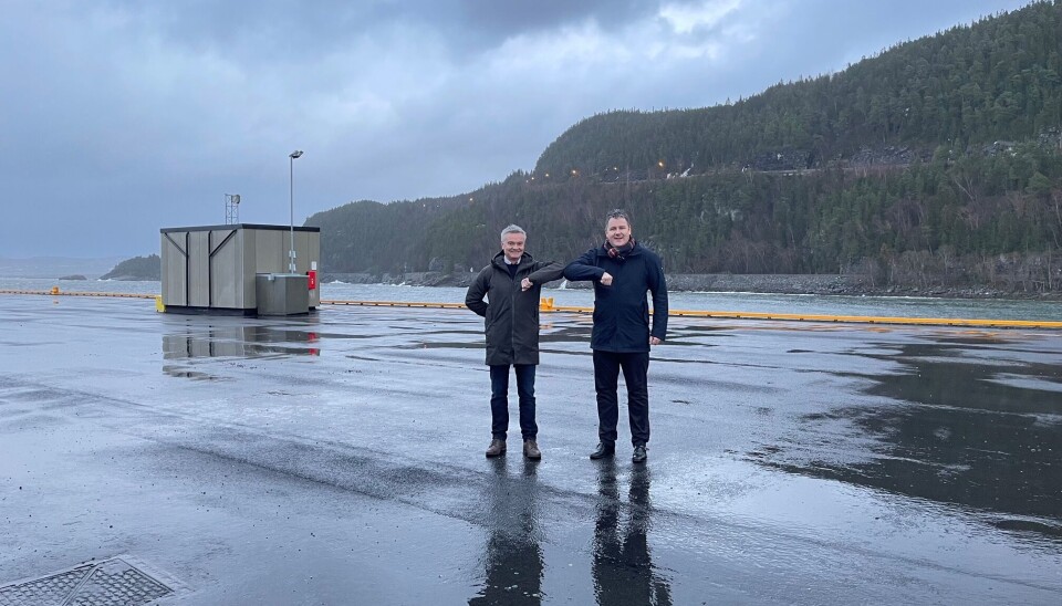 Jan Lutterloh, regionleder i Bane Nor og Knut Thomas Kusslid, direktør i Trondheim Havn IKS på Muruvik havn under overtakelseforretningen 16.desember. Jan Lutterloh, regionleder i Bane Nor og Knut Thomas Kusslid, direktør i Trondheim Havn IKS på Muruvik havn under overtakelseforretningen 16.desember.