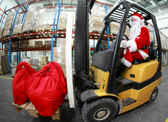 Julenissen jobber ikke bare julaften. Forsyningskjeden og produksjonen foregår nok året rundt.
