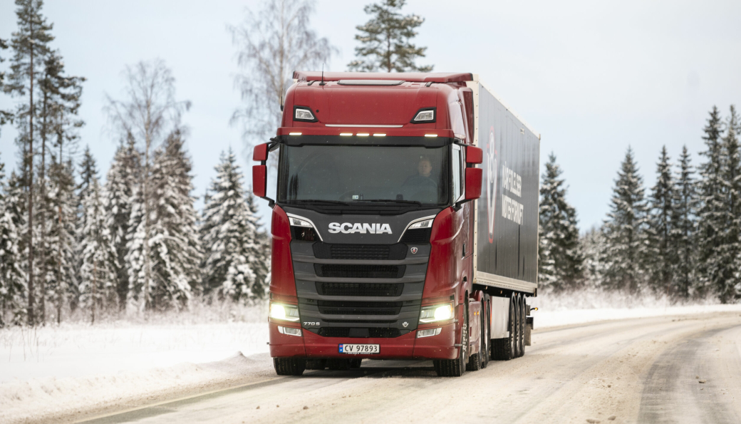 Scania 770S - det nye flaggskipet til Scania ankom Norge i starten på 2021. Trekkvogna på bilder var det første eksemplaret med norske skilter her til lands: 6x4 tandem trekkvogn med navreduksjon.
