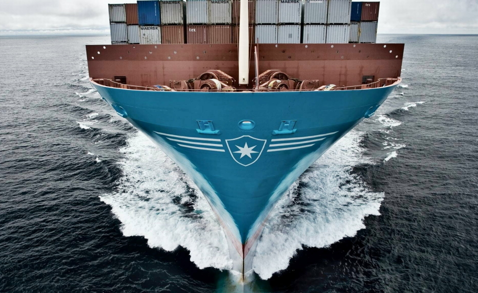 BLÅ BLIR GRØNN: Maersk investerer massivt i utviklingen av framtidige energibærere og anser grønn e-etanol, biodiesel, lignin-etanol, og grønn ammoniakk som gode miljøvennlige drivstoffalternativer.