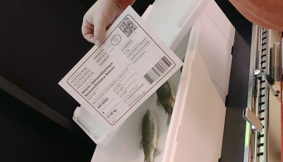 HØYE KRAV: Krav om å kunne spore fiskeforsendelser har trigget utviklingen av standard for merking av fiskekasser.