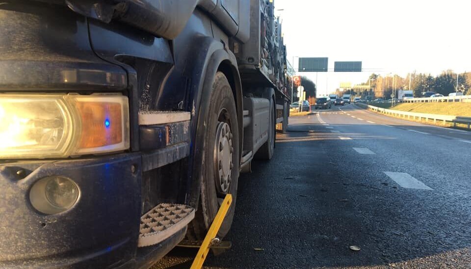 Torsdag avdekket Polisen Stockholm Trafik tre ulovlige kabotasjetransporter. Siden 1. desember er gebyret for dette på 60.000 kroner. Politiet har også mulighet til å sette på hjullås i opp til 36 timer.