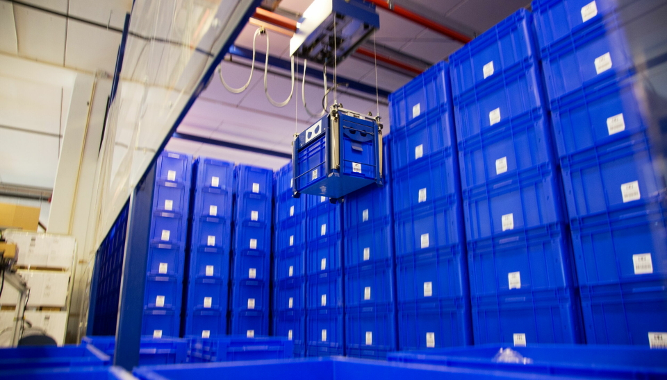 Blue Robot baserer seg på stablede kasser, med en takmontert robot som henter kassene frem til plukk.