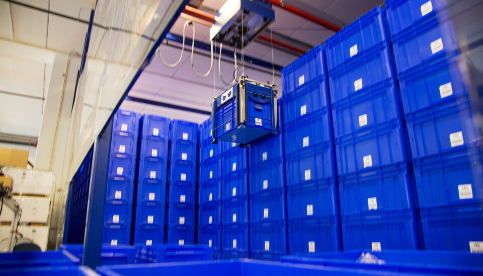 Blue Robot baserer seg på stablede kasser, med en takmontert robot som henter kassene frem til plukk. Blue Robot baserer seg på stablede kasser, med en takmontert robot som henter kassene frem til plukk.