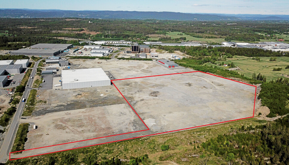 HER SKAL LAGERET LIGGE: Her i Vestby Næringspark Øst skal Ikea bygge sitt nye sentrallager på den markerte tomten. Øverst til venstre sees Prime Cargo-bygget, øverst i midten ligger Norgesgruppens kaffefabrikk, mens Askos sentrallager skimtes helt øvers til høyre. Det hvite bygget nærmest Ikea-tomten er Lemans lager, som er utvidet noe siden dette bildet ble tatt i mai 2020.
