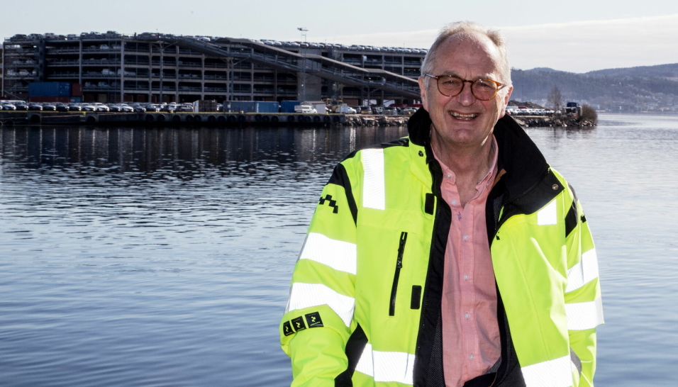 Drammen Havns havnedirektør Einar Olsen foran det gigantiske parkeringshuset der en god prosentandel av importerte biler til Norge er innom.