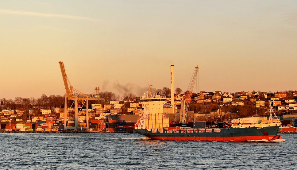 MV Greetje fra Viasea på vei ut fra Moss Havn torsdag ettermiddag etter å ha losset containere.