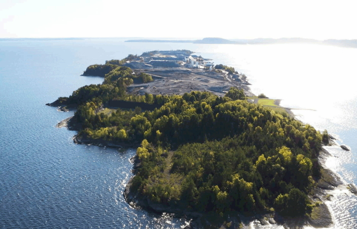 TREDJE STOPPESTED: På Langøya utenfor Holmestrand lagres og håndteres farlig avfall. Hit skal Asko-dronene gå med aske fra forbrenninganlegg.