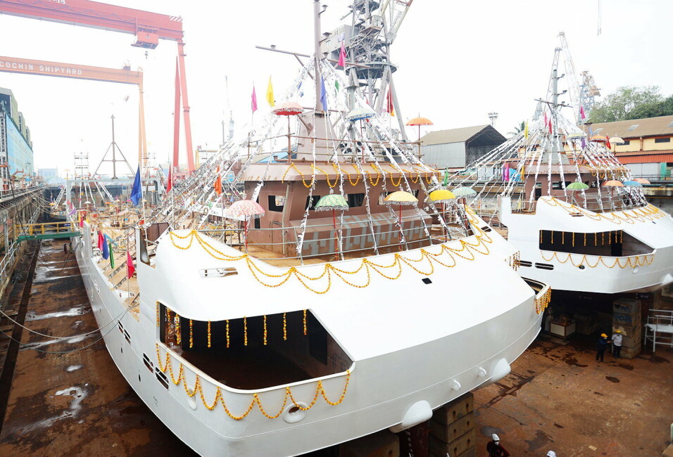 TVILLINGER: De to sjødronene er bygget ved Cochin-verftet i India. Her fra november da de ble klargjort for sjøsetting. TVILLINGER: De to sjødronene er bygget ved Cochin-verftet i India. Her fra november da de ble klargjort for sjøsetting.