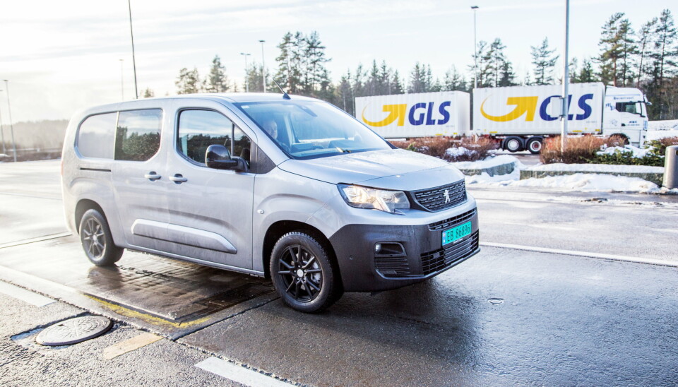 SUPER: Vi finner oss godt til rette bak rattet i Partneren, og med nesten 200 km rekkevidde i minus fem grader SUPER: Vi finner oss godt til rette bak rattet i Partneren, og med nesten 200 km rekkevidde i minus fem grader