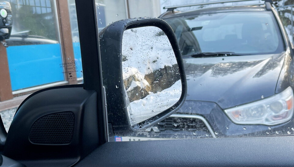EN AV FÅ: Sidespeilene er en av få negative punkter ved denne bilen. Vi ønsker litt høyere speil med bedre vidvinkel i trafikken, men med ryggekamera er det ikke noe problem å manøvrere bilen på trange steder. EN AV FÅ: Sidespeilene er en av få negative punkter ved denne bilen. Vi ønsker litt høyere speil med bedre vidvinkel i trafikken, men med ryggekamera er det ikke noe problem å manøvrere bilen på trange steder.
