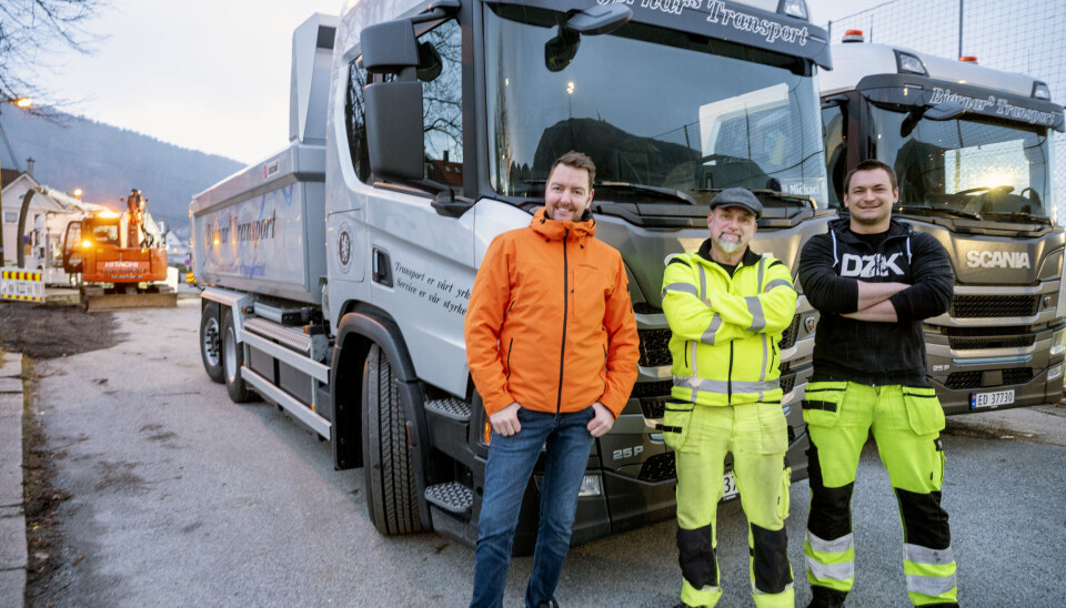FORNØYDE: Både Bjørnar Pedersen og sjåførene Arild Solemdal og Michael Pik er fornøyde med nye batterielektriske tippbiler.