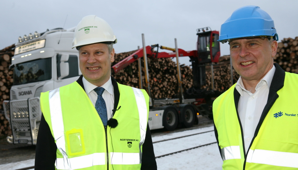 Samferdselsminister Jon-Ivar Nygård og konsernsjef i Norske Skog Sven Ombudstvedt er skjønt enig om at jernbanen er i fremvekst og at tømmertransporten er i medvind. Foto: Per Dagfinn Wolden