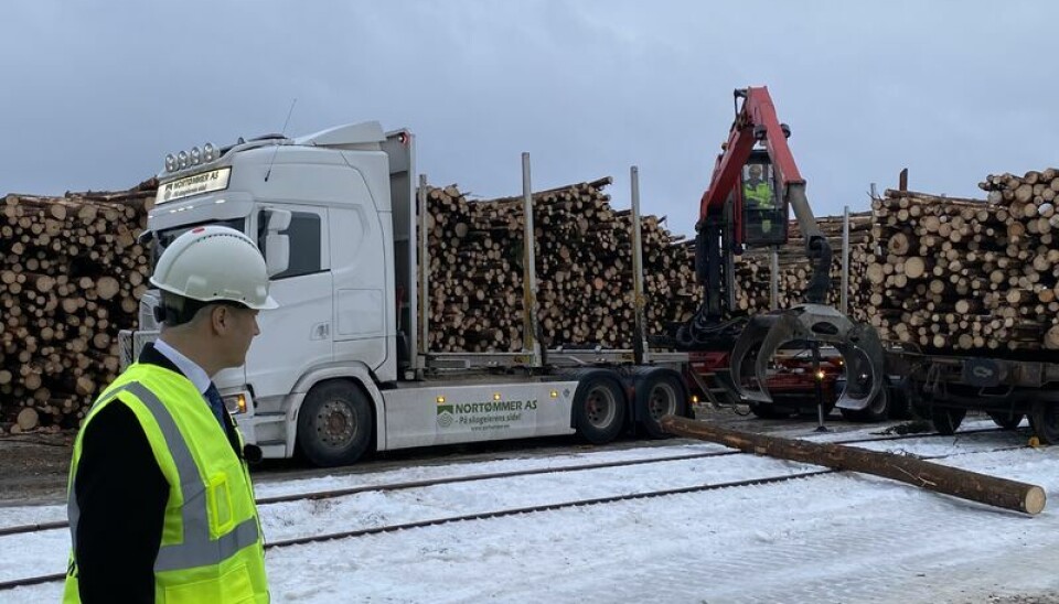 Samferdselsminister Jon-Ivar Nygård åpner terminalen på en noe utradisjonell måte. Samferdselsminister Jon-Ivar Nygård åpner terminalen på en noe utradisjonell måte.