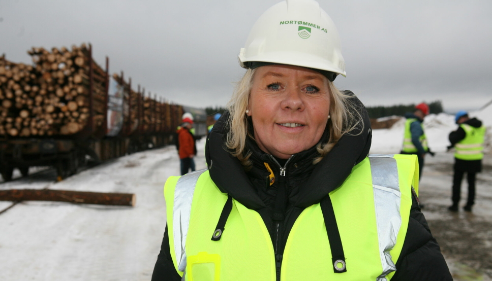 Logistikksjef Mariann Myklebust i Nortømmer forteller til Logistikk Inside at tømmertransporten med tog fra Hauerseter-terminalen betyr flere daglige lass på skinner, leveranse til flere steder og kortere transportstrekning. Foto: Per Dagfinn Wolden