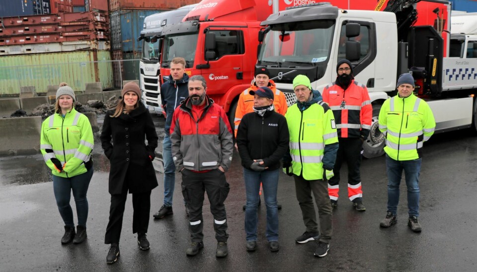 Paradedeltakere. Sammen med miljø og samferdselsbyråd Sirin Stav og Olav Skinnes fra Viken er sjåførene Andrea Josefine Nyland, Hans Erik Becker, Waqar Khan, Finn Axel Gulbrandsen, Vedat Yilmaz, Simen Fearnley og Gunn-Heidi Wilhelmsen. Foto: Nils Gelting Andresen/Klimaetaten Paradedeltakere. Sammen med miljø og samferdselsbyråd Sirin Stav og Olav Skinnes fra Viken er sjåførene Andrea Josefine Nyland, Hans Erik Becker, Waqar Khan, Finn Axel Gulbrandsen, Vedat Yilmaz, Simen Fearnley og Gunn-Heidi Wilhelmsen. Foto: Nils Gelting Andresen/Klimaetaten