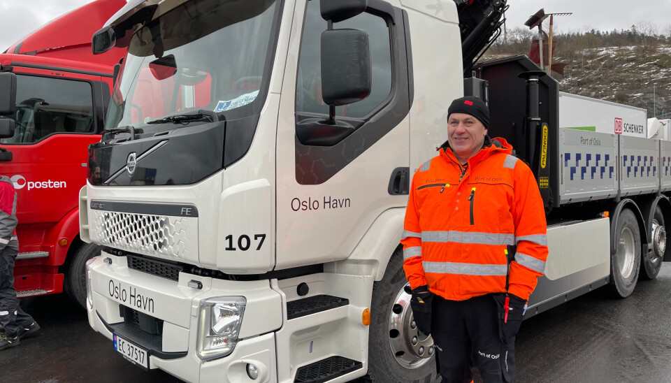 Finn Axel Gulbrandsen kjørte havnas elektriske lastebil som han er godt fornøyd med. Både bilen og krana går hele dagen uten å måtte lades, og han liker at det er stille i bilen. Foto: Trude Thingelstad.