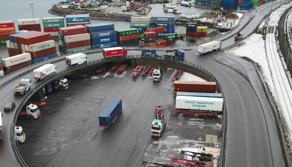 Transportaktører og Oslo Havn stilte opp med verdens første fossilfrie lastebilparade fra Tusenfryd til Grønlikaia i Oslo 19. januar. Her på vei ned til Grønlia hvor det planlegges en ny ladestasjon for lastebiler. Foto: Geir Røer Transportaktører og Oslo Havn stilte opp med verdens første fossilfrie lastebilparade fra Tusenfryd til Grønlikaia i Oslo 19. januar. Her på vei ned til Grønlia hvor det planlegges en ny ladestasjon for lastebiler. Foto: Geir Røer