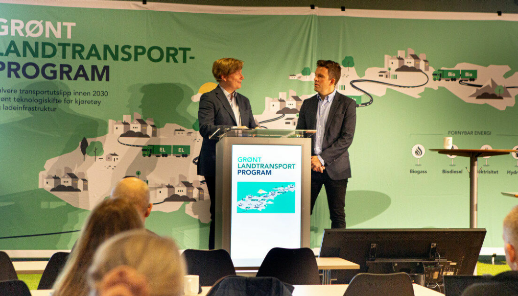 Næringspolitisk direktør i NHO Logistikk og Transport Ole Andreas Hagen og sekretariatsleder i Grønt landtransportprogram Christoffer Sahl introduserer Grønt Landtransportprogram på Transport&Logistikk 2021.