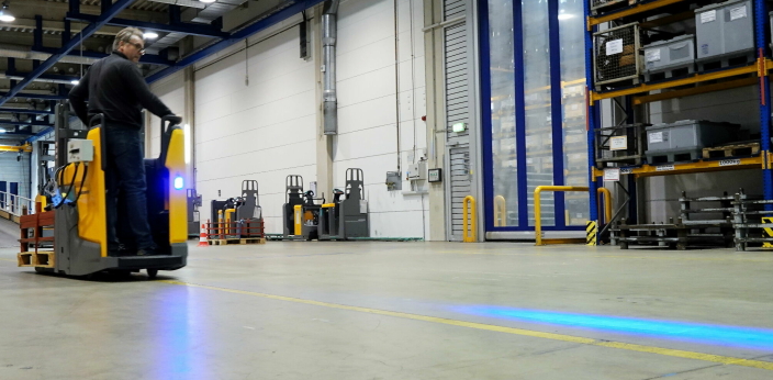 HER KOMMER JEG!: Floor-spot LED-lys er blant det integrerte sikkerhetsutstyret på truckene.