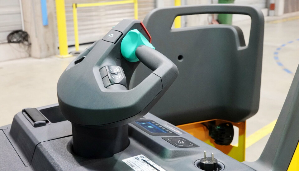 MIDSTILLER SEG SELV: SmartPILOT-styret er elektrisk sentrert, for å lett kjøre rett frem, og kan justeres i høyden. MIDSTILLER SEG SELV: SmartPILOT-styret er elektrisk sentrert, for å lett kjøre rett frem, og kan justeres i høyden.
