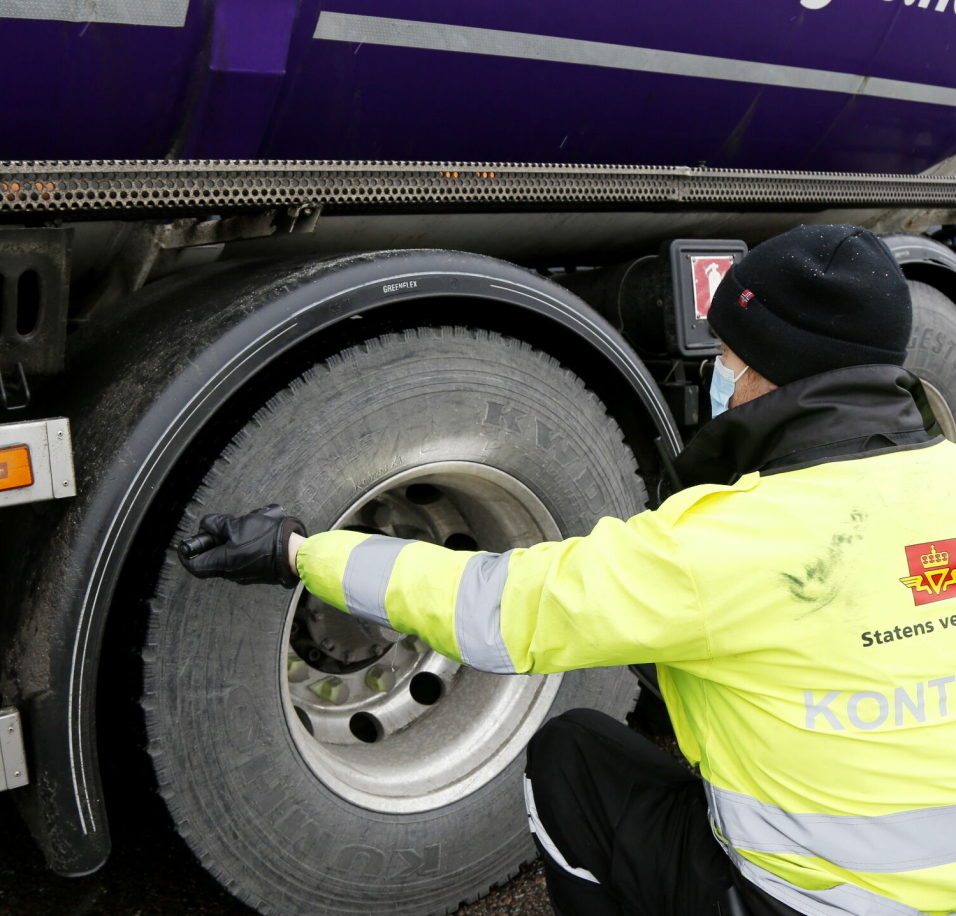 SJEKKER MERKING: Dekkene sjekkes for riktig merking. Kravene avhenger av hvor dekket sitter.
