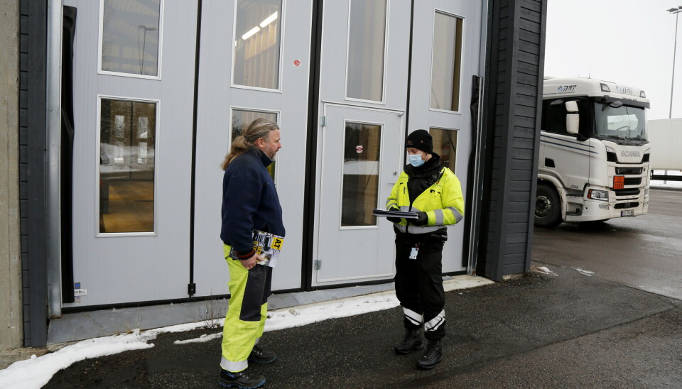 ALT GODKJENT: Jan Solli (t.v.) i Norsk Gasstransport får kontrollrapporten tilbake fra Daniel Hals. – Alt i orden her.