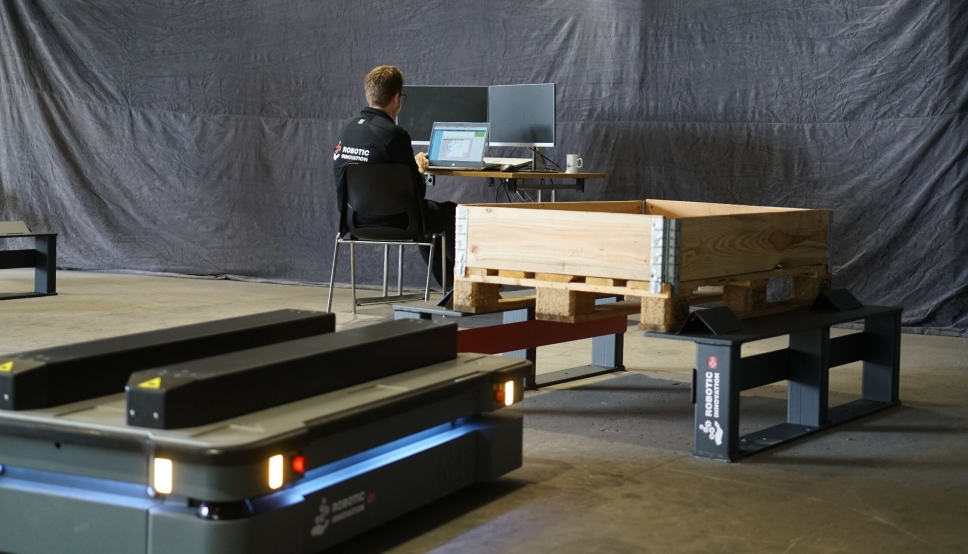 SELGER OG UTVIKLER: Robotic Innovation leverer og spesialtilpasser blant annet mobile roboter fra MiR.