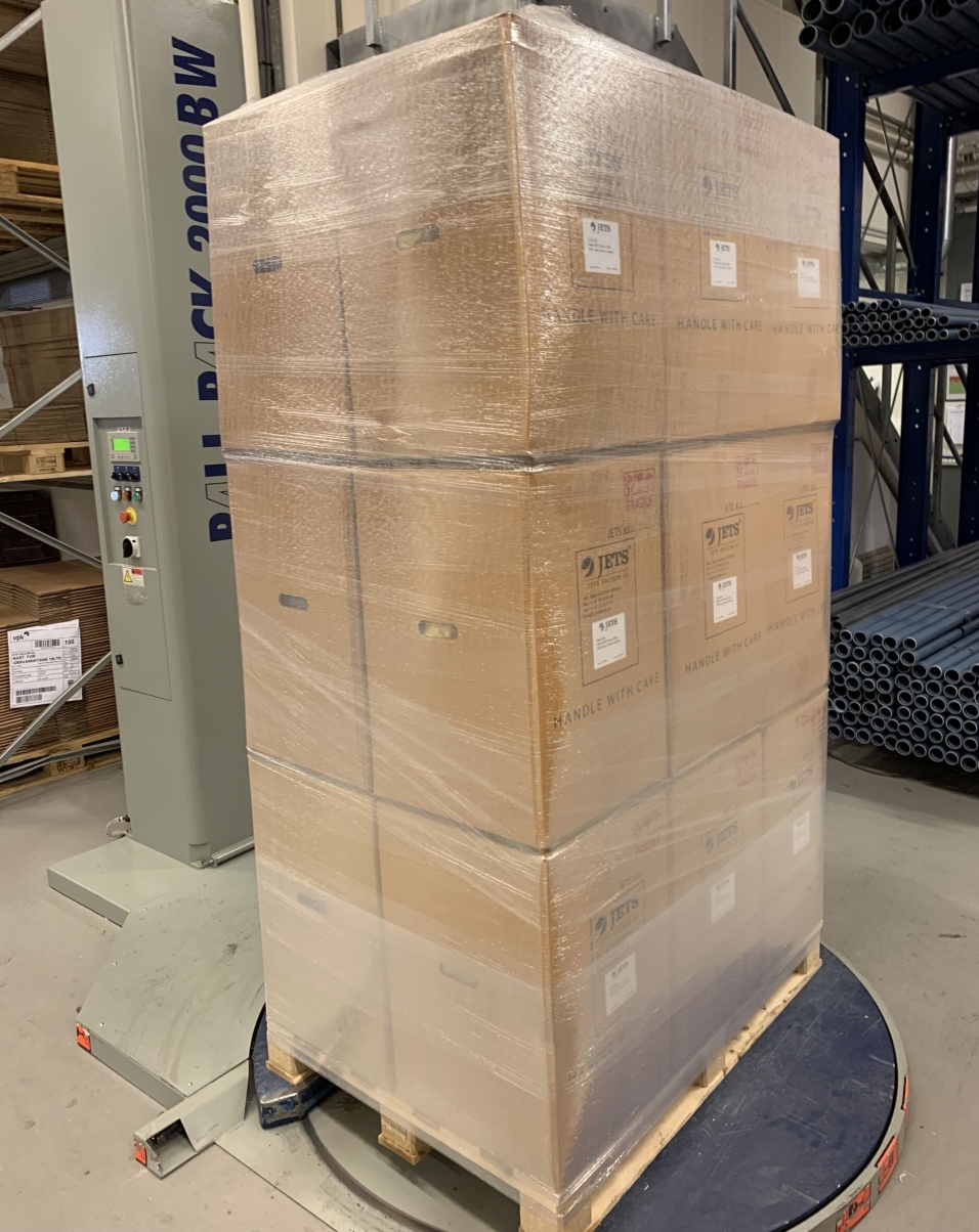 GOD LOGISTIKK: På tur gjennom lagerlokalene observerer jeg paller godt innpakket i krympeplast, solide trekasse, esker tilpasset pallestørrelsen og spesialemballasje.