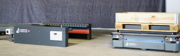 Test-oppsett av løsningen der AMR-er leverer paller til smarte pallestasjoner med gravitasjonsbaner.