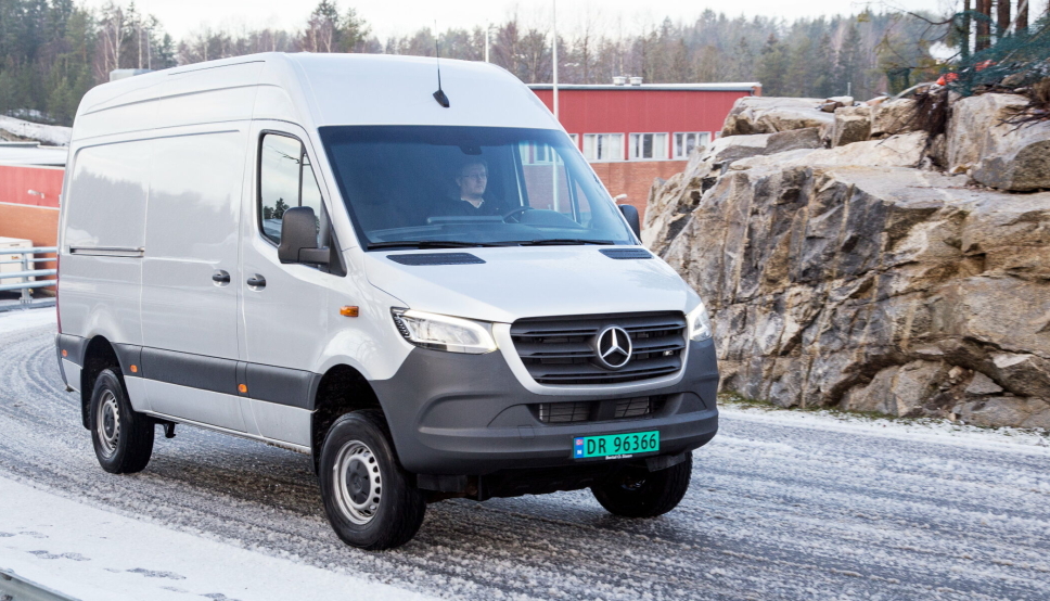4x4: Dessverre var all snøen smeltet da vi kjørte bilen, slik at vi ikke fikk satt 4x4 systemet på prøve. Men vi klarte i hvert fall å finne en liten bakke med litt slaps til ære for kameraet.