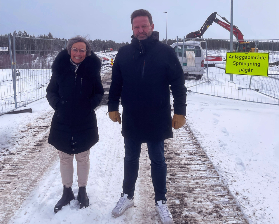 Ordfører i Moss Hanne Tollerud og Hans-Øyvind Ryen, konserndirektør i Posten, møttes i Moss Næringspark hvor Posten skal bygge en av sine største og mest moderne terminaler.