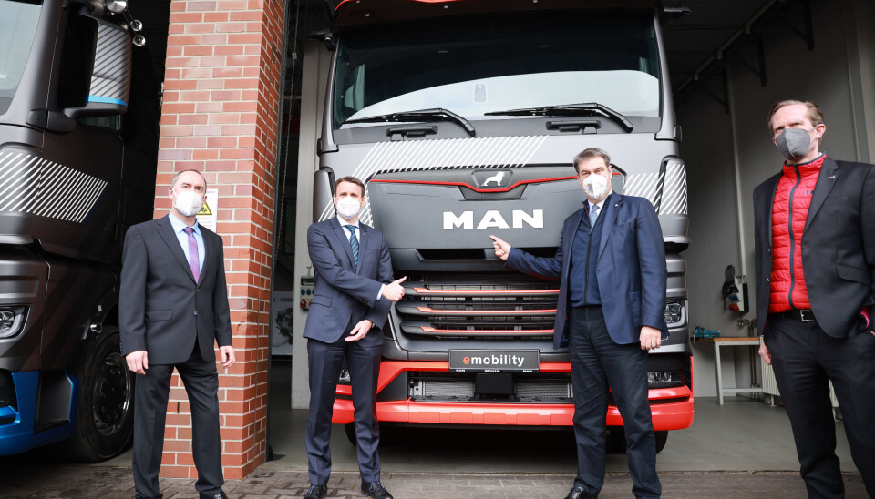 Prototype av MANs elektriske lastebil. Fra venstre: Hubert Aiwanger (Bayerns økonomiminister), Alexander Vlaskamp (toppsjef for MAN Truck & Bus), Dr. Markus Söder (ministerpresident i Bayern), og Dr. Frederik Zohm (teknisk direktør for MAN Truck & Bus).
