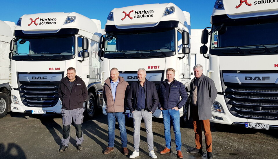 EN GLEDENS DAG: Atle Havig i Nordic Truckcenter AS (nr. 2 fra v.) kunne glede seg over storleveransen. Fra venstre Per Espen Eriksen fra Team verksted, Atle Havig, Dag Harlem - daglig leder i Harlem Solutions, Kim Christensen fra TIP Norge og Lars Klogborg fra DAF Danmark.