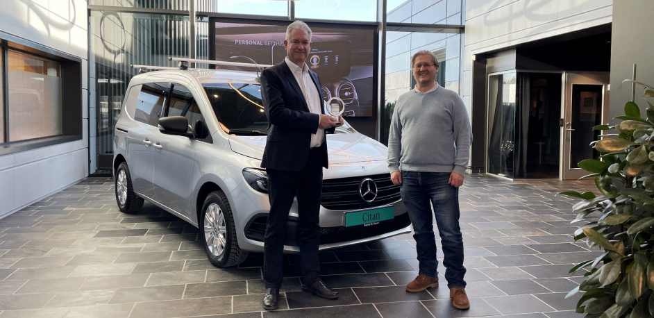 UTDELING: Mercedes-Benz Citan hadde for anledningen æres-plasseringen i resepsjonen til Bertel O. Steen på Lørenskog. Per Ragnar Johansen mottok troféet fra Torbjørn Eriksen i Moderne Transport.