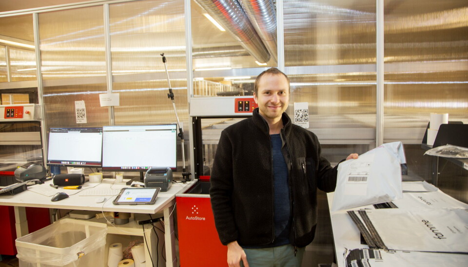 Greg Taube, daglig leder i famme.no på nettbutikkens lager på Grorud, der han plukker fra verdens minste AutoStore-anlegg. Famme er én av to betakunder på Pio. Greg Taube, daglig leder i famme.no på nettbutikkens lager på Grorud, der han plukker fra verdens minste AutoStore-anlegg. Famme er én av to betakunder på Pio.
