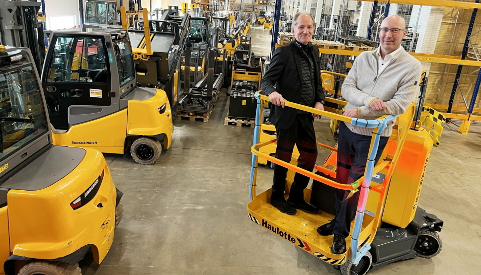 Jungheinrich Norge skal selge og vedlikeholde lifter fra Haulotte i Norge. Salgssjef Fredrik Høyer-Dahl i Jungheinrich Norge (til høyre) og Robert Magnusson, VD Haulotte Scandinavia, mener partnerskapet passer begge parter glimrende.