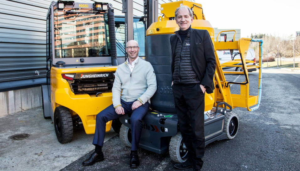 SKAL FÅ TRØKK I LIFTSALGET: Jungheinrich Norge inngår partnerskap med Haulotte om salg og service av Haulottes lifter. Salgssjef Fredrik Høyer-Dahl i Jungheinrich (til venstre), og Robert Magnusson, VD Haulotte Scandinavia tror dette vil gi begge parter et lift.