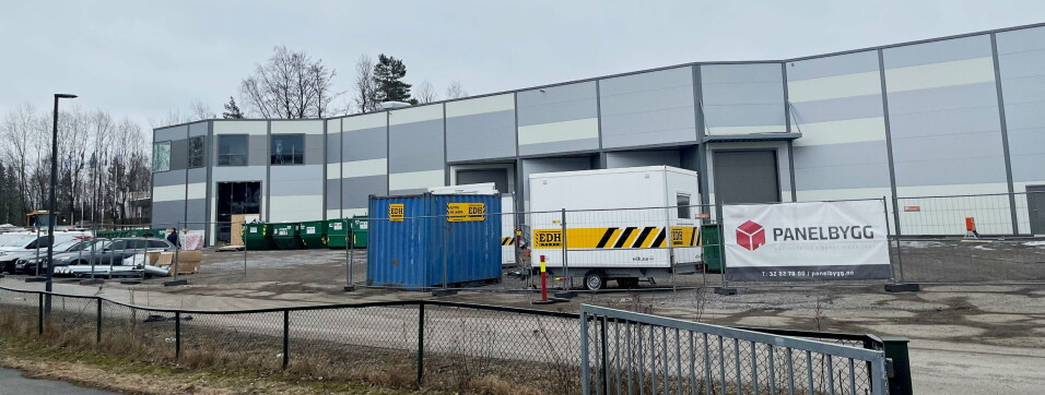 LOGISTIKKTUNGT NABOLAG: Nybygget ligger et par hundre meter fra fra Kompletts lager på Fokserød. LOGISTIKKTUNGT NABOLAG: Nybygget ligger et par hundre meter fra fra Kompletts lager på Fokserød.