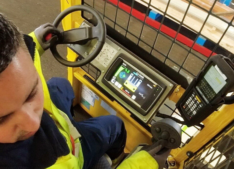 DYNAMIC 360: MR4 styres med en kombinasjon av ratt og joystick. Føreren har hele tiden full kontroll på hjulenes posisjon i displayet. DYNAMIC 360: MR4 styres med en kombinasjon av ratt og joystick. Føreren har hele tiden full kontroll på hjulenes posisjon i displayet.